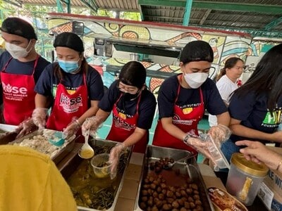 Herbalife_employees_Philippines_preparing_hot_meals_people.jpg
