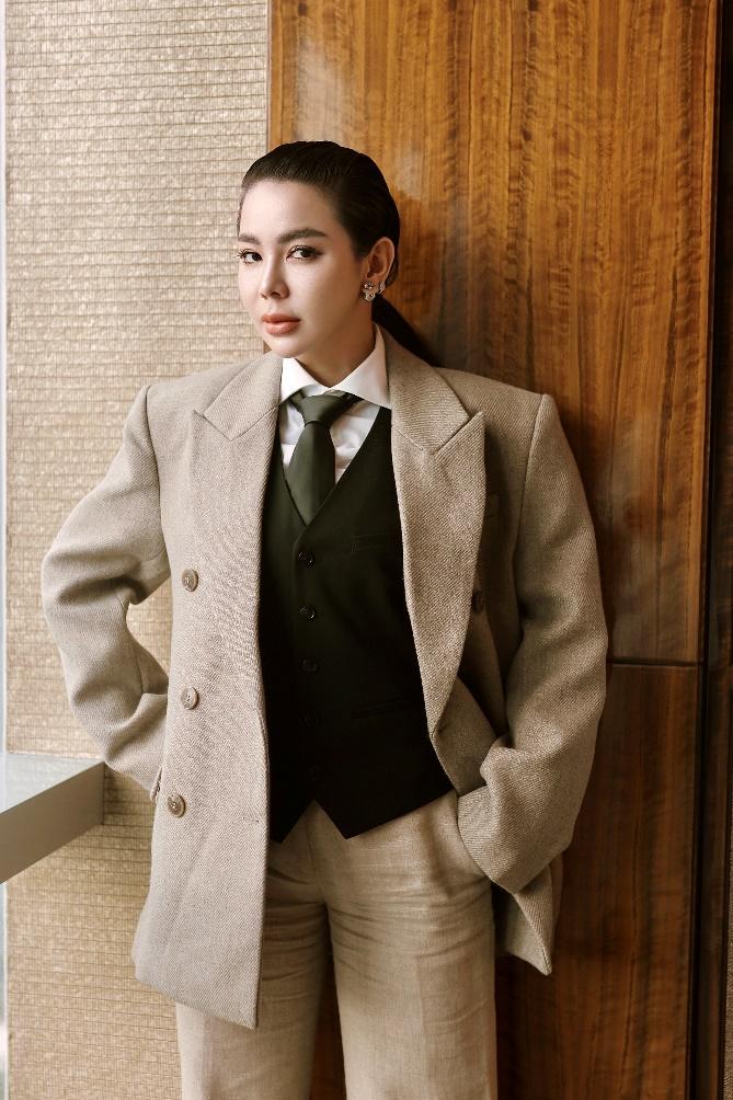 A person in a suit
AI-generated content may be incorrect.