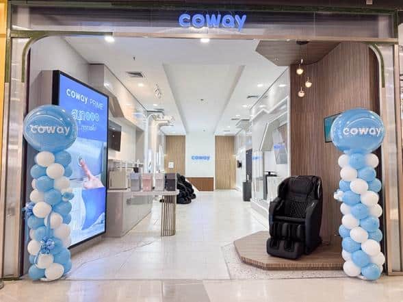 A storefront with blue and white balloons
Description automatically generated