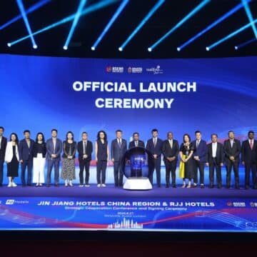 Group Photo for Launch RIYAZ International จับมือ Jin Jiang Hotels China Region ลงนามความร่วมมือเชิงกลยุทธ์