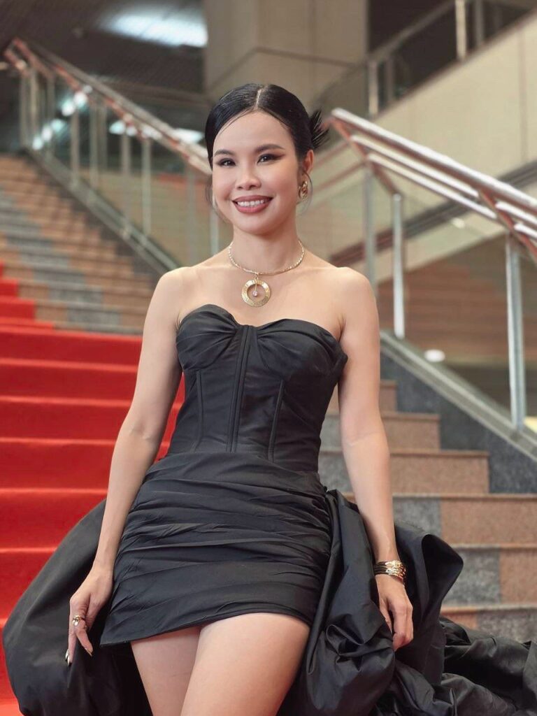 MAY PR 2025 09 09 151428 “รุ้ง ราวรรณ” สวยเริ่ด คว้ารางวัลแบรนด์ธุรกิจดีเด่น ประจำปี 2025  พา Easy Easys Gold โกยยอดขายทะยานสู่ 5,000,000 ถุง