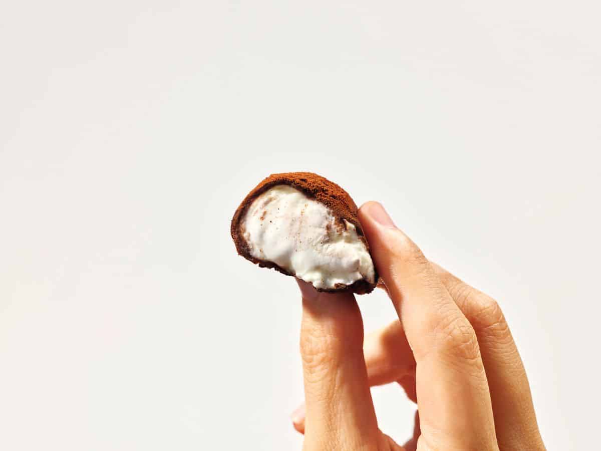 MAY PR 2022 08 09 183236 แบรนด์ขนมฤดูหนาวจากฮอกไกโด “SNOWS” เปิดตัวในประเทศไทยครั้งแรก! ลิ้มรสความอร่อยนุ่มละมุนจากฮอกไกโด ที่จะมาพร้อมบรรยากาศ อบอุ่นของฤดูหนาวถึงกรุงเทพฯ กับ Pop-up Store ที่ Siam Paragon และ CentralWorld