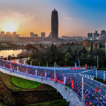 MAY PR 2025 11 21 175134 "เจิ้งโจวมาราธอน 2025" ต้อนรับนักวิ่ง 25,000 คน ร่วมสัมผัสเสน่ห์อันอบอุ่นของ "เหอหนาน บ้านของทุกคน"