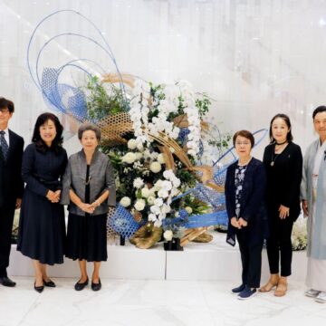 สยาม ทาคาชิมายะ ณ ไอคอนสยาม มอบความพิเศษแทนคำขอบคุณ 7 ปีที่เคียงข้างกัน ในเทศกาล THE WAGASHI Japanese Foods, Crafts & IKEBANA ตื่นตากับเมนูขนม WAGASHI รังสรรค์โดย 7 เชฟดังบินตรงจากญี่ปุ่น งดงามกับศิลปะการจัดดอกไม้เก่าแก่ IKEBANA ช็อปงาน Craft Rare Item สุดเก๋ไก๋!! พร้อมรับโปรโมชันลดทั้งห้างสูงสุด 50%!! 24 MAY PR 2025 11 24 161218 สยาม ทาคาชิมายะ ณ ไอคอนสยาม มอบความพิเศษแทนคำขอบคุณ 7 ปีที่เคียงข้างกัน ในเทศกาล THE WAGASHI Japanese Foods, Crafts & IKEBANA ตื่นตากับเมนูขนม WAGASHI รังสรรค์โดย 7 เชฟดังบินตรงจากญี่ปุ่น งดงามกับศิลปะการจัดดอกไม้เก่าแก่ IKEBANA ช็อปงาน Craft Rare Item สุดเก๋ไก๋!! พร้อมรับโปรโมชันลดทั้งห้างสูงสุด 50%!!