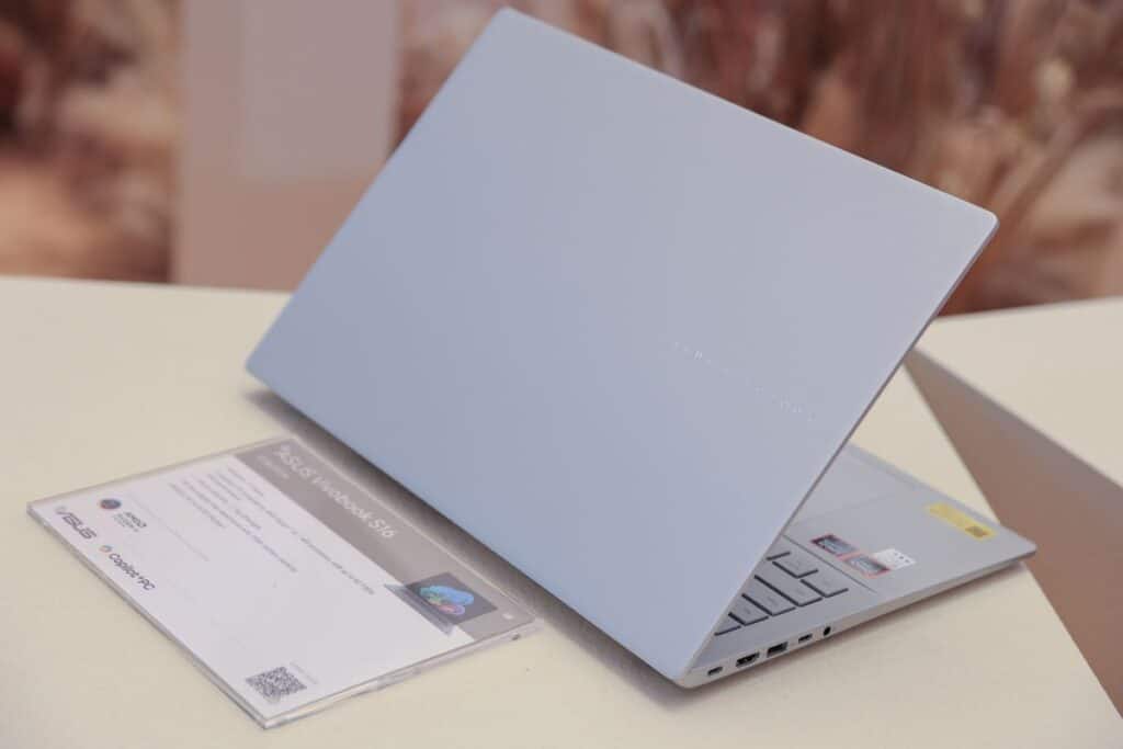 ASUS จับมือ AMD เปิดตัวโน้ตบุ๊ก AI PC ล่าสุดจาก CES 2026 พร้อมวางจำหน่ายในไทย ชูโปรเซสเซอร์ AMD Ryzen AI 400 Series ครบไลน์อัป Zenbook, Vivobook และ ProArt พร้อมเปิดโซนกิจกรรมให้ลูกค้าสัมผัสประสบการณ์ ‘Design You Can Feel’ 10 MAY PR 2026 02 09 125119 ASUS จับมือ AMD เปิดตัวโน้ตบุ๊ก AI PC ล่าสุดจาก CES 2026 พร้อมวางจำหน่ายในไทย ชูโปรเซสเซอร์ AMD Ryzen AI 400 Series ครบไลน์อัป Zenbook, Vivobook และ ProArt พร้อมเปิดโซนกิจกรรมให้ลูกค้าสัมผัสประสบการณ์ ‘Design You Can Feel’