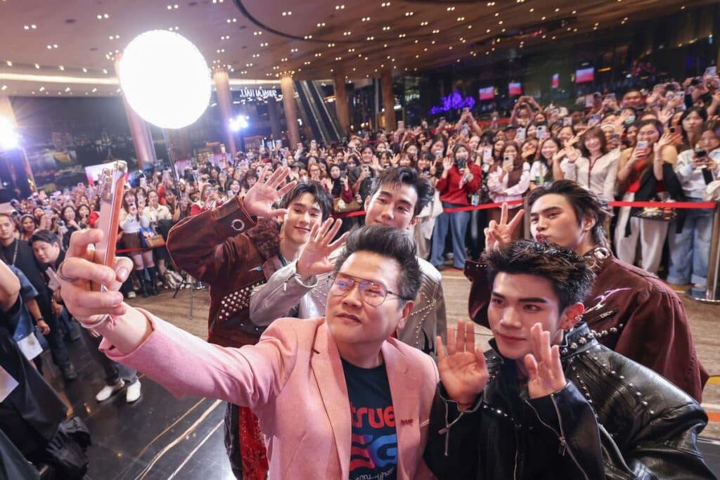 ทรู เขย่าตลาดต่อเนื่อง! ชูจุดยืน "Alpha Ready สร้างปรากฏการณ์ Z-Nomenon เจาะ Gen Z และ Alpha ด้วยกิจกรรมที่ "เข้าใจ-เข้าถึง" เสิร์ฟฟิน 2 คู่จิ้นสุดฮอตแห่งยุค “เจมีไนน์–โฟร์ท” และ “ฟอส–บุ๊ค” ขึ้นเวทีเดียวกันครั้งแรกกรี๊ดสะใจกระหึ่มฮอลล 6 MAY PR 2026 02 09 191545 ทรู เขย่าตลาดต่อเนื่อง! ชูจุดยืน "Alpha Ready สร้างปรากฏการณ์ Z-Nomenon เจาะ Gen Z และ Alpha ด้วยกิจกรรมที่ "เข้าใจ-เข้าถึง" เสิร์ฟฟิน 2 คู่จิ้นสุดฮอตแห่งยุค “เจมีไนน์–โฟร์ท” และ “ฟอส–บุ๊ค” ขึ้นเวทีเดียวกันครั้งแรกกรี๊ดสะใจกระหึ่มฮอลล