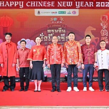 MAY PR 2026 02 13 165632 เมืองสุขสยาม ณ ไอคอนสยาม ต้อนรับเทศกาลตรุษจีนปีม้าไฟ ในงาน สุขสยาม “มหัศจรรย์ ตรุษจีน มั่งมี ศรีสุข” ร่วมสักการะขอพร 3 เทพ และองค์ “เทพกวนอู ขี่ม้าเช็กเธาว์” ตื่นตาประติมากรรมโคมไฟสุดอลังการ ช้อปชิมคาราวานอาหารมงคลสุดเลิศรส