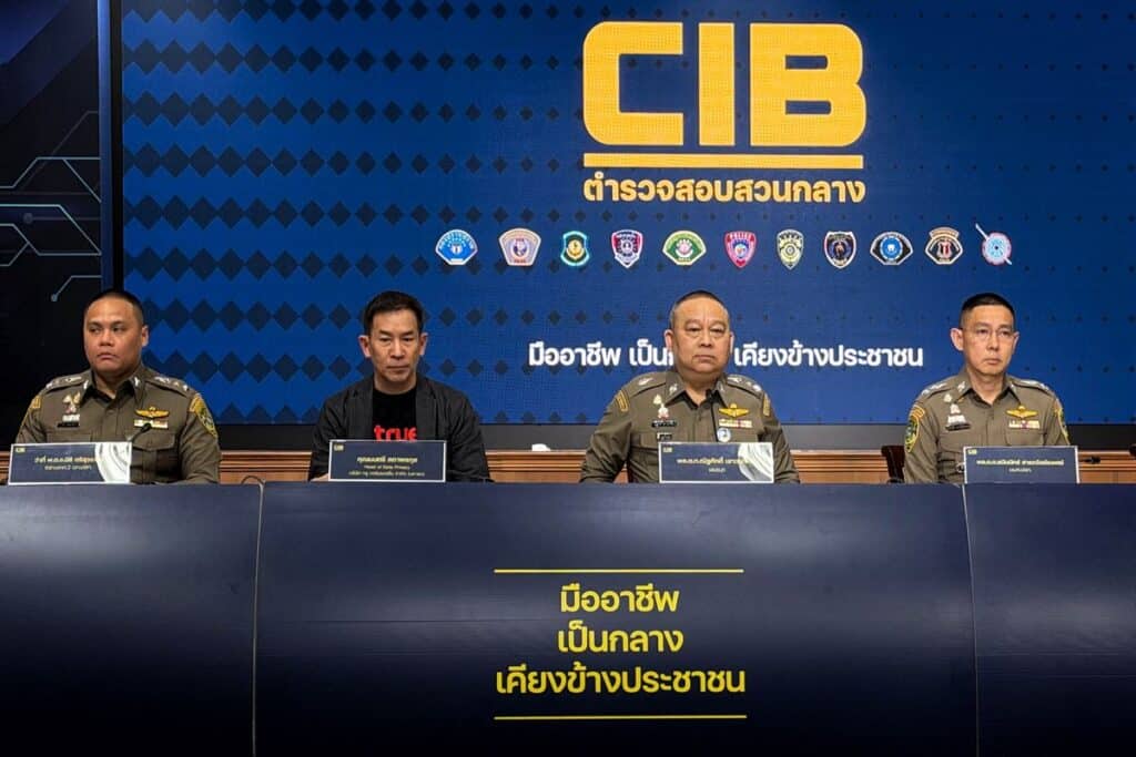 MAY PR 2026 02 24 150736 ทรู ผนึก ตำรวจสอบสวนกลาง (CIB) และ ศูนย์ต่อต้านการฉ้อโกงออนไลน์ (ACSC) ร่วมทลายแก๊งคอลเซ็นเตอร์สระแก้ว ยึดซิมบ็อกซ์ 12 เครื่อง ตัดวงจรอาชญากรรมไซเบอร์ข้ามพรมแดน เพื่อความปลอดภัยของคนไทย