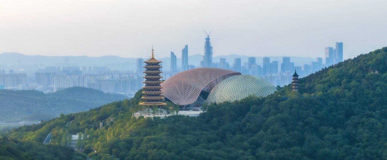 2Pic THA Elegant Zen Charm of Niushou Mountain Discover the Most Relaxing Summer Serenity in Nanjing ภูเขาหนิวโส่วซาน เมืองหนานจิง ชวนสัมผัสมนตร์เสน่ห์ตามแบบฉบับวิถีเซนอันสง่างาม พร้อมพาทุกคนหลบร้อนเยียวยาจิตใจ