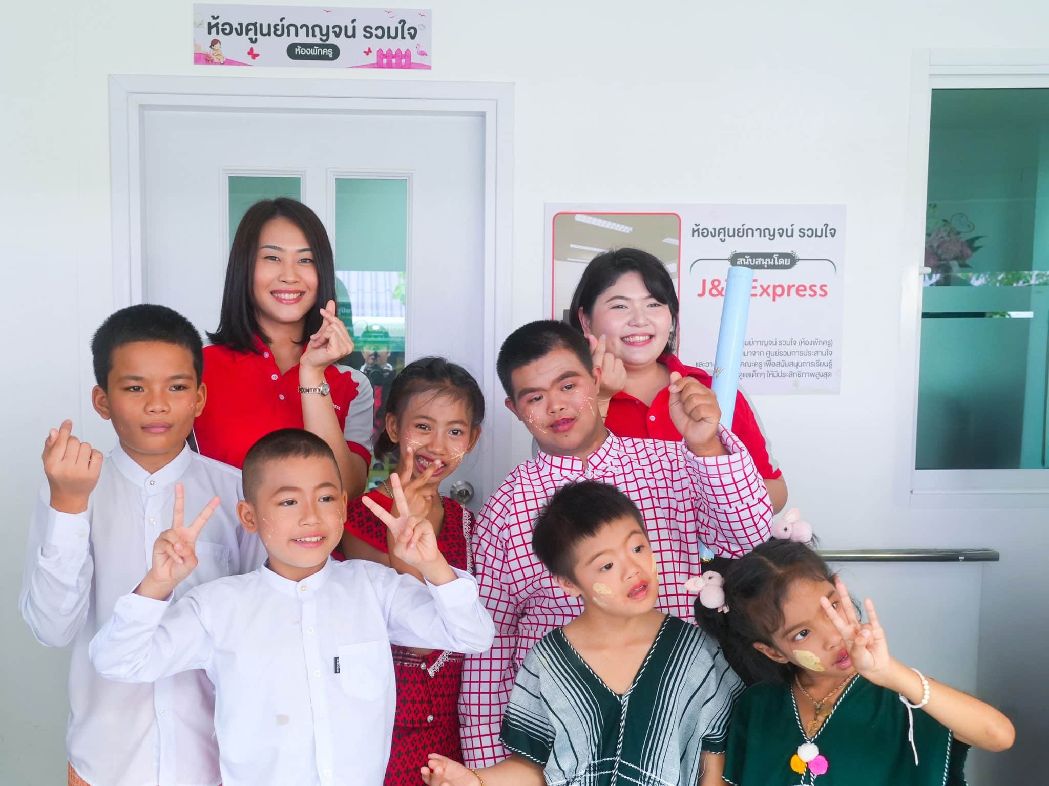 MAY PR 2026 08 24 183306 scaled J&T Express ร่วมกับ อีจัน สนับสนุนศูนย์การศึกษาพิเศษทองผาภูมิ ยกระดับสภาพแวดล้อมการทำงานของครูและบุคลากรทางการศึกษา
