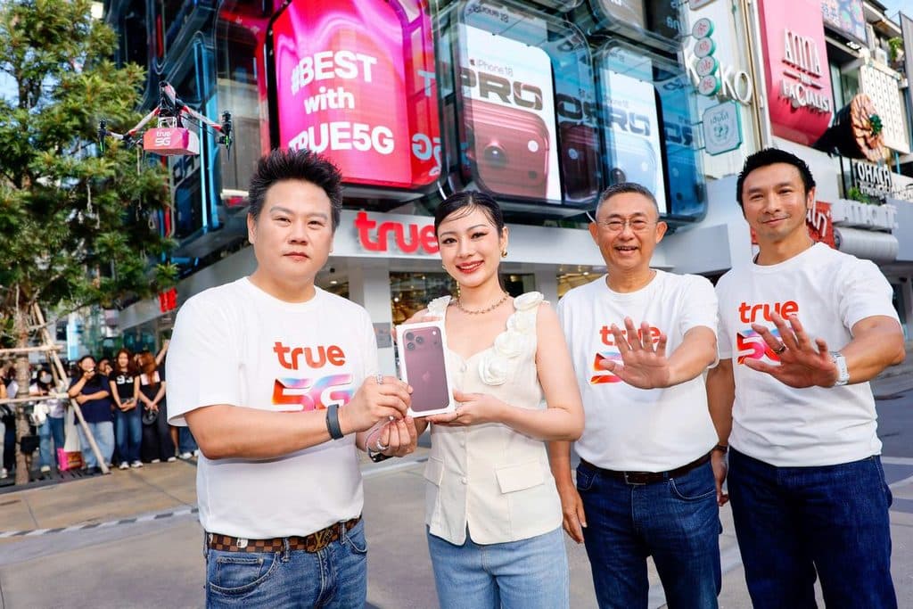 MAY PR 2026 09 18 075934 ที่สุดแห่งนวัตกรรม iPhone 18 Pro ผสานสัญญาณที่ดีที่สุดจาก True5G ส่งมอบที่สุดแห่งประสบการณ์ผ่านโดรน ณ 5 ไอคอนิกโลเคชันของกรุงเทพฯพร้อมแพ็กเกจ True5GX เร็วแรงเหนือกว่าไปอีกขั้น พร้อมที่สุด กับส่วนลดค่าเครื่องที่คุ้มสุด เมื่อนำเครื่องเก่าแลกเครื่องใหม่ที่ทรู ดีแทค พิเศษ! “โปรน่าล็อก”  ที่ล็อคราคาซื้อคืนปีหน้า และคุ้มครองเครื่องฟรี 1 ปี "คุ้มค่าตั้งแต่วันที่ซื้อ จนถึงวันที่เปลี่ยนเครื่องใหม่ปีหน้า"
