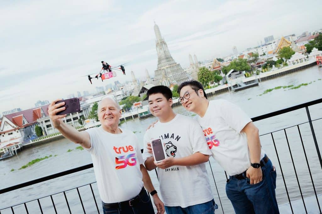 MAY PR 2026 09 18 173852 2 ที่สุดแห่งนวัตกรรม iPhone 18 Pro ผสานสัญญาณที่ดีที่สุดจาก True5G ส่งมอบที่สุดแห่งประสบการณ์ผ่านโดรน ณ 5 ไอคอนิกโลเคชันของกรุงเทพฯพร้อมแพ็กเกจ True5GX เร็วแรงเหนือกว่าไปอีกขั้น พร้อมที่สุด กับส่วนลดค่าเครื่องที่คุ้มสุด เมื่อนำเครื่องเก่าแลกเครื่องใหม่ที่ทรู ดีแทค พิเศษ! “โปรน่าล็อก”  ที่ล็อคราคาซื้อคืนปีหน้า และคุ้มครองเครื่องฟรี 1 ปี "คุ้มค่าตั้งแต่วันที่ซื้อ จนถึงวันที่เปลี่ยนเครื่องใหม่ปีหน้า"